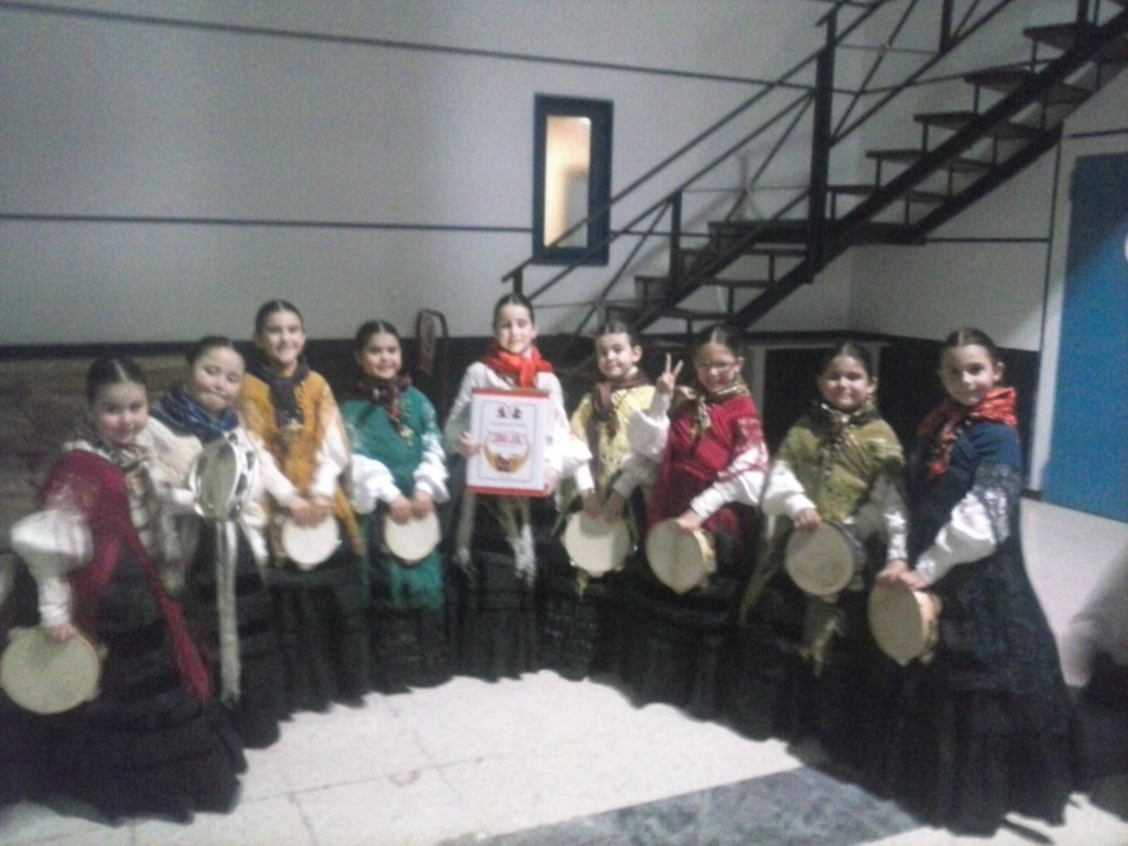 Grupo de nenas con traxe tradicional e pandeiretas