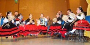 A Agrupación Infantil Loaira amenizou o arrancaron os aplausos do público cunha fermosa actuación con pandeiretas, cantos e aturuxos