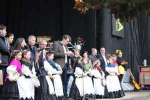 Subidas o palco, entre as autoridades e convidados, fixeron as delicias dos asistentes