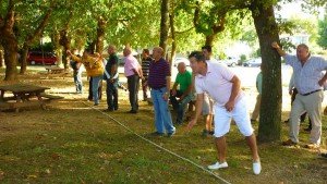 ,Aprendemos tamén a xogar ou polo menos coñecer as  reglas da “ chave de Santiago” .Asi informóusenos que a distancia entre a base da chave e a liña de lanzamento será de 14,20 metros, debéndose situar quen lanza os pellos, por tras da liña.