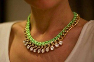 collar-con-detalles-de-pedreria